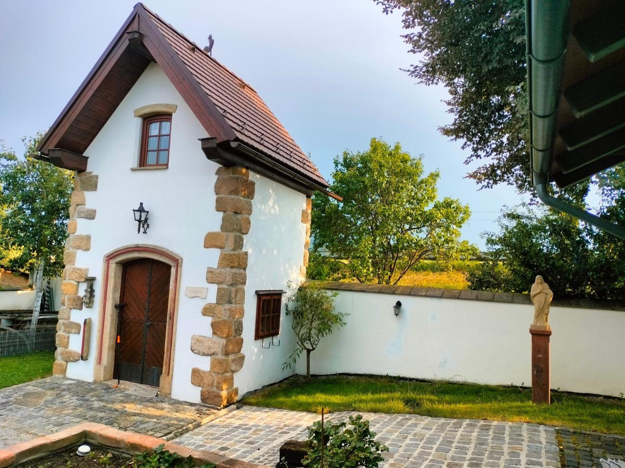 Castle Kastiel Kotesova Apartment Exterior photo